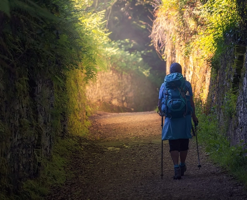 Mujer peregrina Camino de Santiago