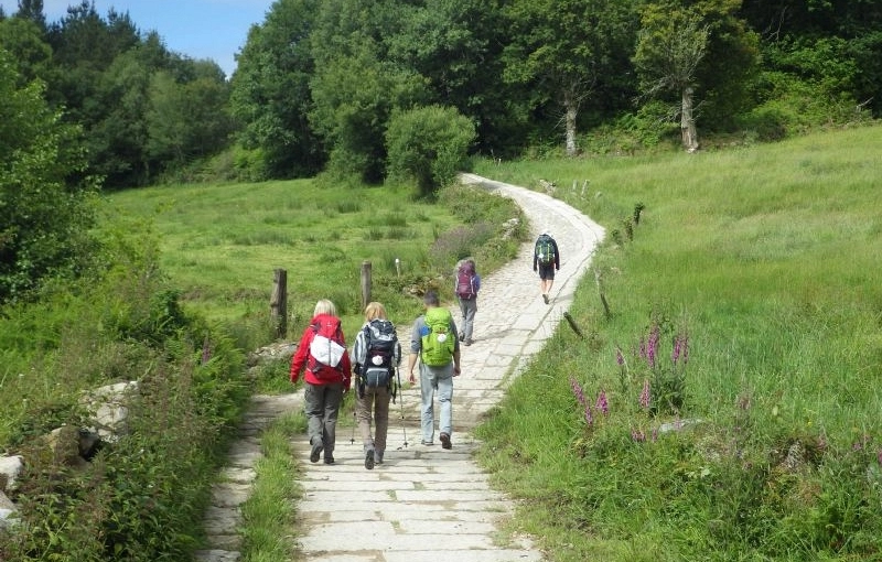 How long does it take to complete the Camino de Santiago?